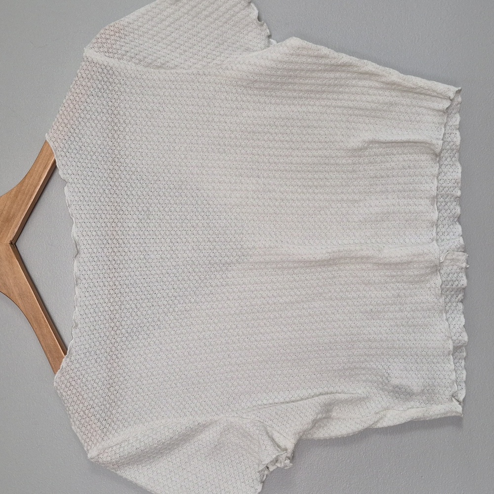 (Both) 2 Crop Tops - Picture 9 of 9